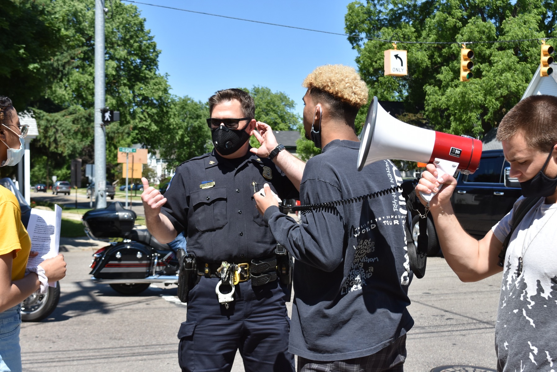 The-protest-organizer-Andrew-Jones-confers-with-Oxford-Police-Chief-Mike-Solwold-about-how-to-cross-the-intersection