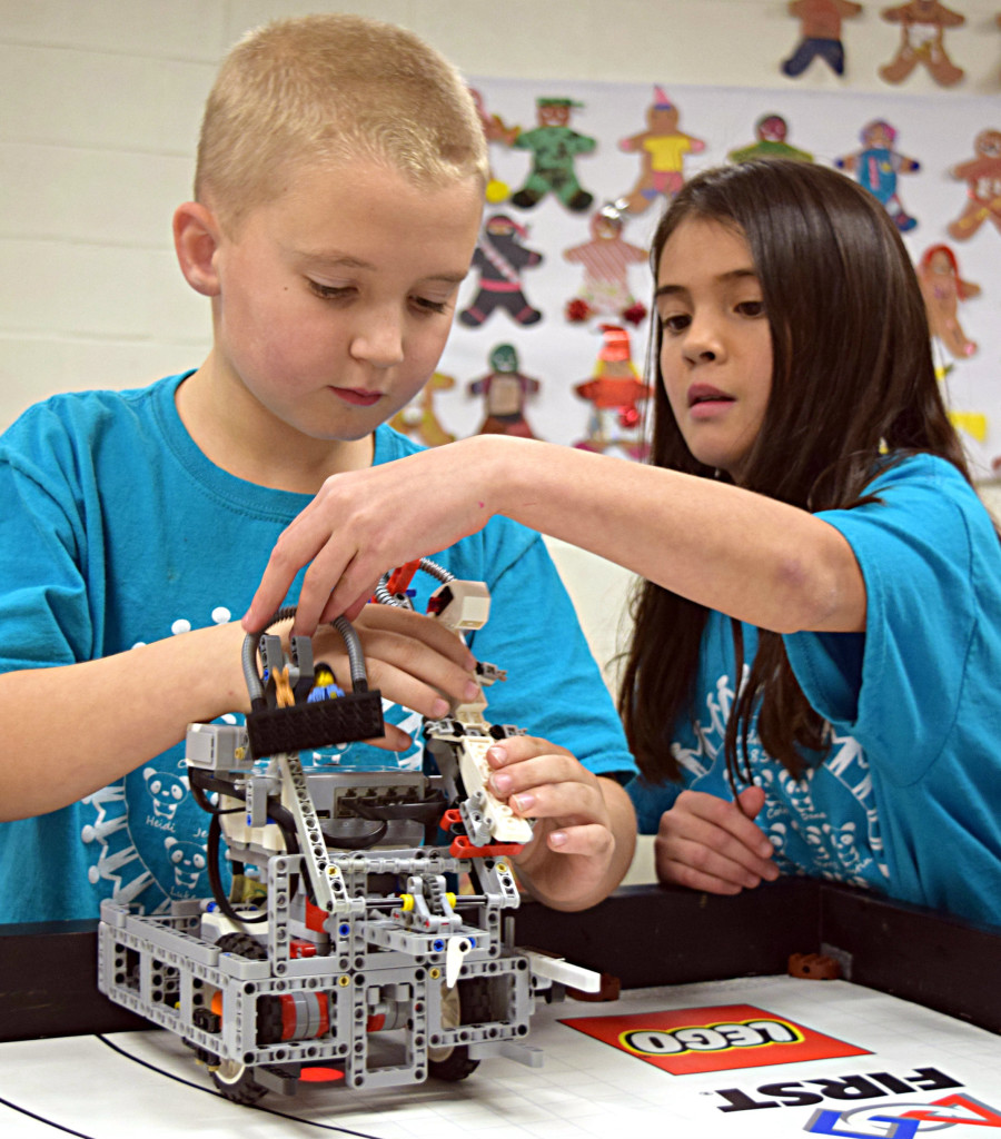 Clear Lake fourth-graders Justin Paslean (left) and Dana Lee work together on one of the robots. Photo by Elise Shire.