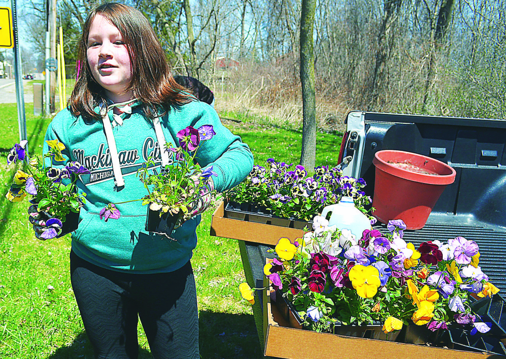 Leonard Elementary fifth-grader Sarah Phelps had her hands full with loads of colorful flowers. Photo by C.J. Carnacchio.