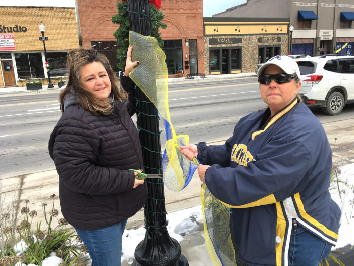 Oxford Moms tie the town with remembrance ribbons