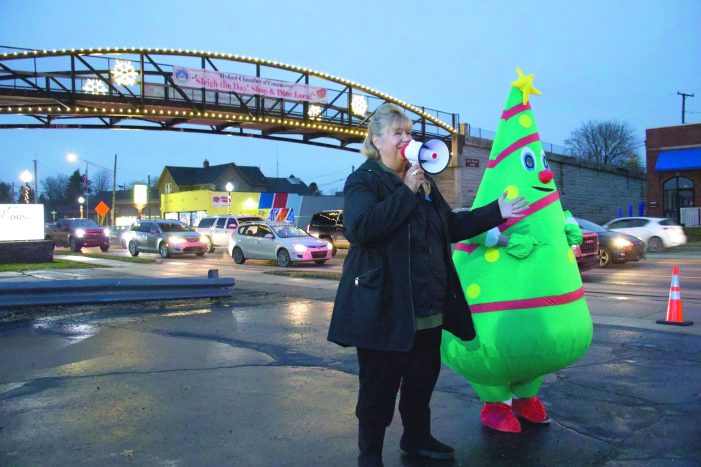 Oxford Chamber of Commerce celebrates annual bridge lighting